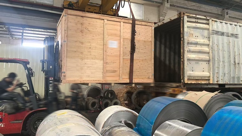 Oppdatering av fabrikkforsendelse: Lasting av gaffeltruck og sikker levering